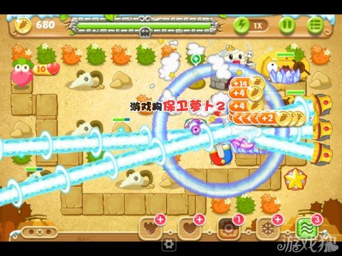 2、当我们把左边的羊头清理掉后，我们可以选择将魔法球炮升级至满级，然后继续清除周围的羊头道具。然后将魔法球炮塔旁边建造一个月亮炮塔，在下方位置上建造一个磁铁炮塔。当我们将几个羊头道具清理完后，我们会获得两个太阳花炮塔，将其中一个升级至满级；