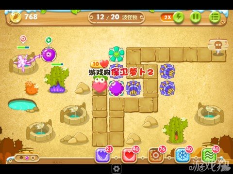 3、当上方的两个水井清理掉后，就卖掉刚刚的模仿求炮塔，在如图位置上建造两个手电筒炮塔，并且升级至满级消灭怪物。下方的4个飞机炮塔我们可以利用他清除下方的道具；