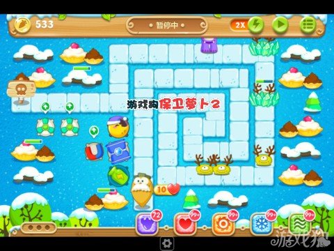 2、当我们将下方一个道具清理后可以选择在如图位置上建造一个太阳花炮塔和雪花炮塔,然后继续清理道具即可。顺便在萝卜处建造一个瓶子炮塔,避免一些漏网之鱼。有钱就将炮塔升级至满级;