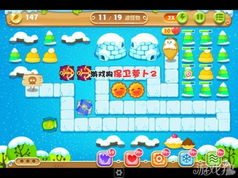 3、这时候,我们可以将连个船锚炮塔升级至满级,获得的手电筒炮塔升级至满级,将太阳花和旁边的冰锥都升级至满级,将左上角的道具清理掉,然后利用船锚炮塔的溅射还可以清除右边的道具;