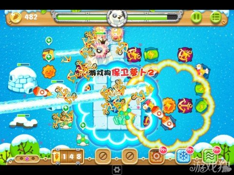 2、我们在清理道具的同时，又有钱就可以建造更多的炮塔，首先可以在左边位置上建造一排瓶子炮塔，并且升级至满级，然后在建造几个手电筒炮塔提高攻击力。右边的船锚炮塔继续清理没有清理掉的炮塔即可；